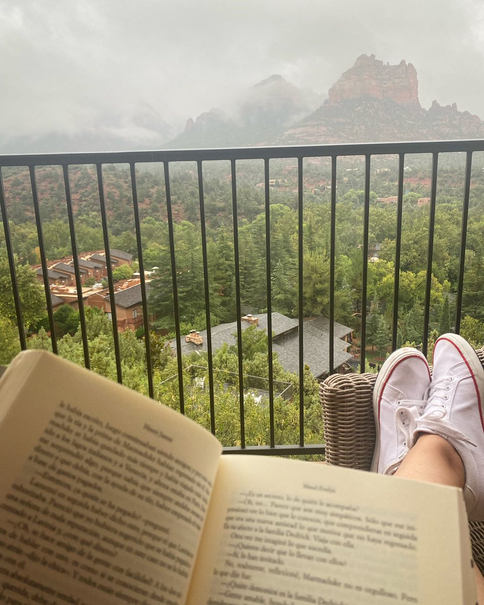 BetyLimon16's tweet photo. Yo, Sedona, la lluvia y Henry James #sedonaarizona 🏜🌧📚📖#detenteavivirelmomento #pacefull @orchardsinn https://t.co/DyPYaWkOca
