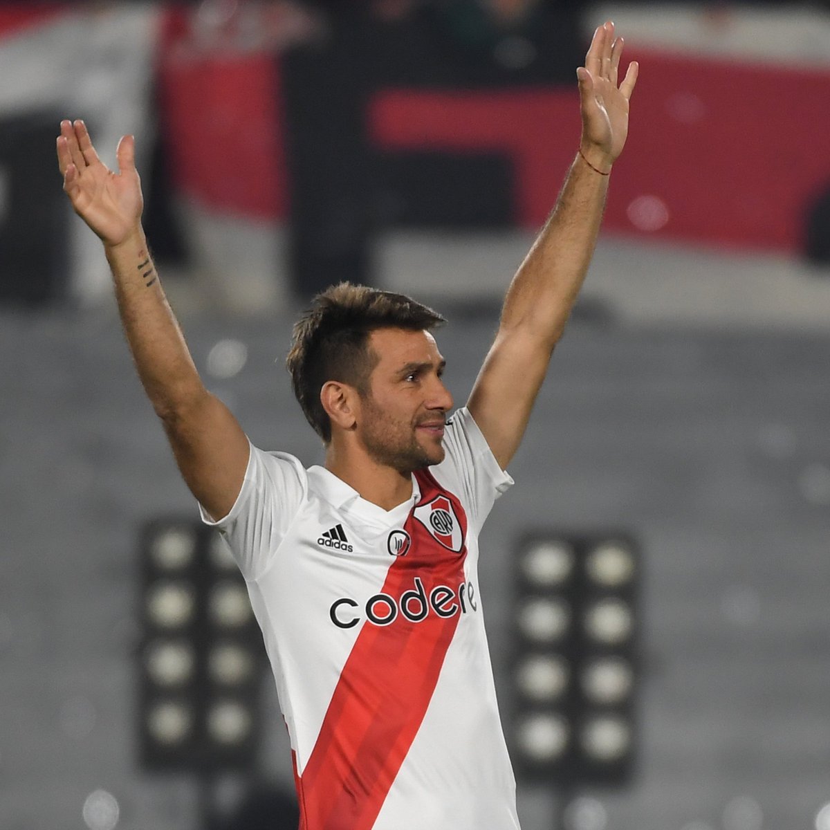 𝗟𝗲𝗼𝗻𝗮𝗿𝗱𝗼 𝗗𝗮𝗻𝗶𝗲𝗹 𝗣𝗼𝗻𝘇𝗶𝗼, para siempre en la historia de River. #CapitánEterno ⚪️❤️⚪️