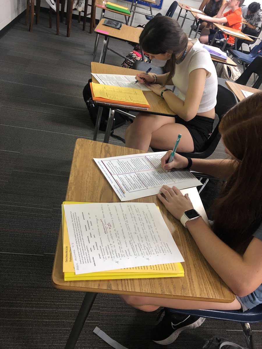 Annotating a text in español for a close read?!?! They rocked it! <a href="/WorldLanguageOE/">OE World Language Dept.</a> #EngagingOE #proudteacher