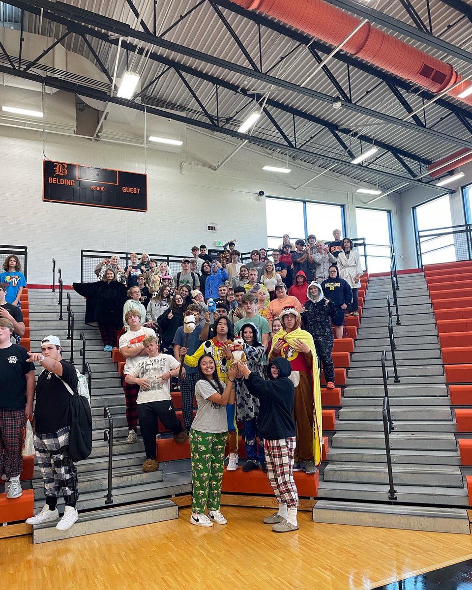 sadiestowell06's tweet photo. For a third straight day the freshmen take first in the spirit competition maintaining their lead. 👀 https://t.co/axT3CKTtDQ