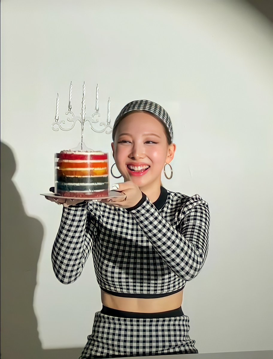 Wansu1020's tweet photo. HAPPY 27th BIRTHDAY TO OUR BUNNY UNNIE 🥳💗 #NAYEON #나연 https://t.co/dDiYLdWaVN