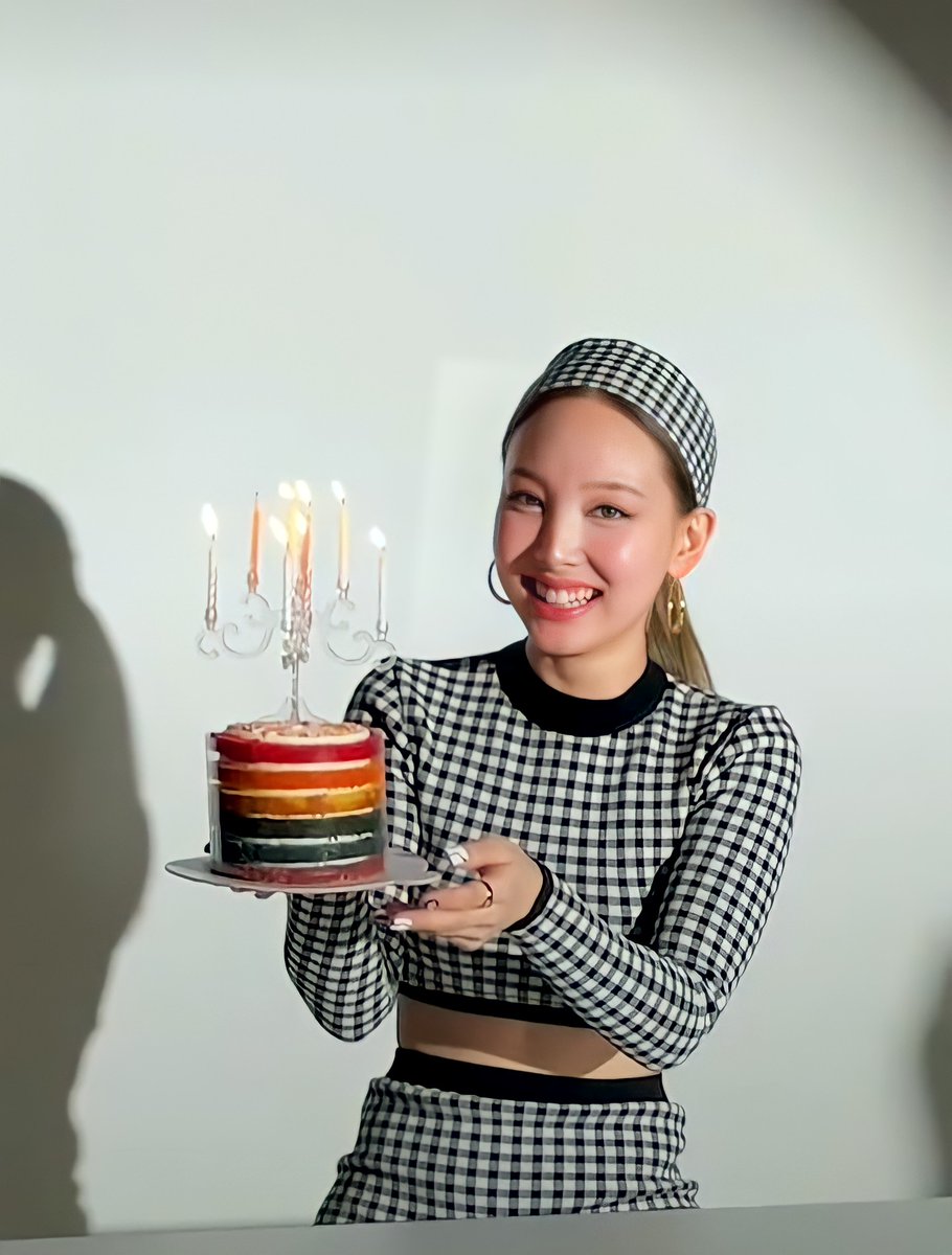 Wansu1020's tweet photo. HAPPY 27th BIRTHDAY TO OUR BUNNY UNNIE 🥳💗 #NAYEON #나연 https://t.co/dDiYLdWaVN