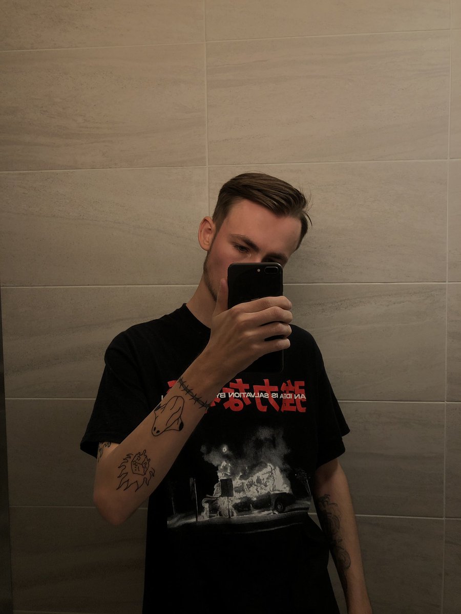 Az666ur's tweet image. Anyways, new pfp and stuff 

Lvoe yuo and stuff