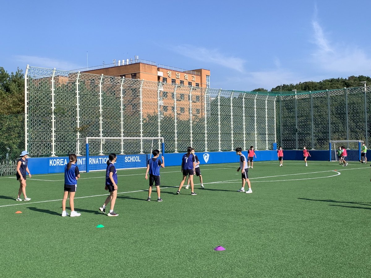 Slaid_Jim's tweet photo. A great day for students to practice their touch rugby skills in @williams_hpe G8 PE class. Beautiful day! #kispride #kisms https://t.co/6ySI0nUEcu