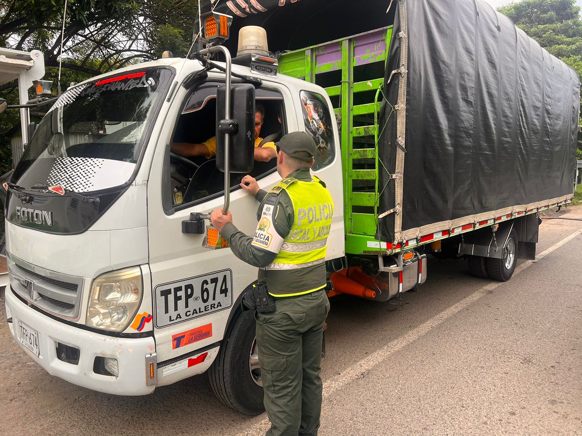 PoliciaAduanera's tweet photo. Dentro del proceso de admisibilidad de carnes y sus productos, realizamos acompañamiento a la visita del "Servicio de Inspección Sanitaria de Planta y Animales (APHIS) de EE.UU. y Canadá", dentro de la estrategia del Centro Integrado de ICA, INVIMA, Polfa/Dian, en #Riohacha. https://t.co/O4V7UrgYAQ