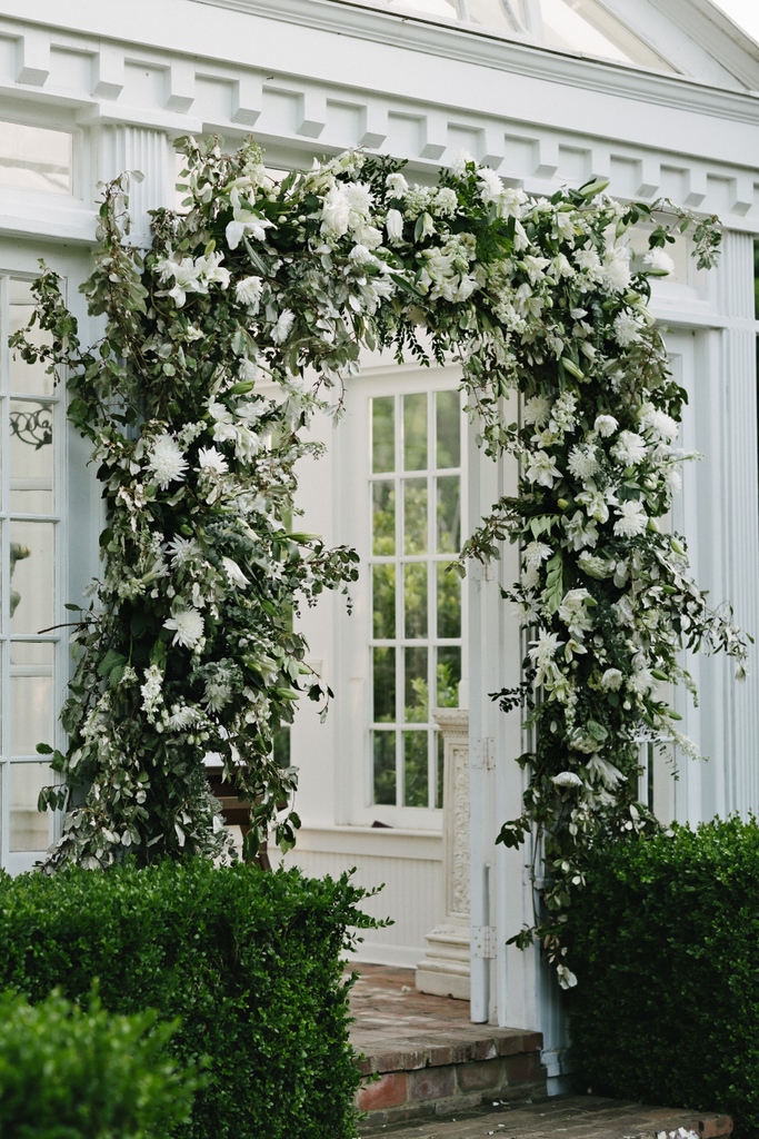 Talk about the perfect backdrop 🌿 Our jaws are on the floor over this stunning arrangement! Lots of green + white = perfection!!⁣
⁣
Venue + Coordination ◦ <a href="/heartwoodhall/">Heartwood Hall</a>
Photographer ◦ @kevinbarre
⁠Gown ◦ Ena Fowler Floral Design
