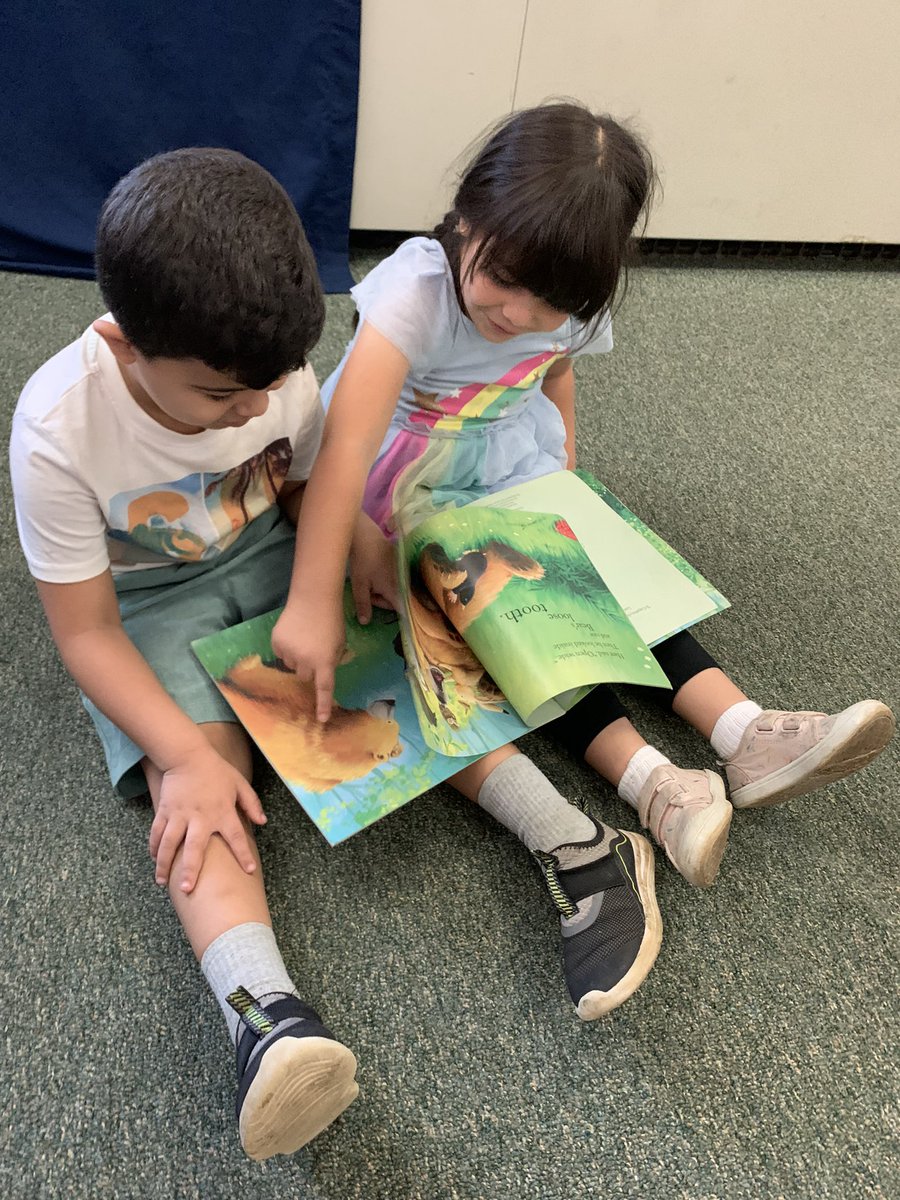 IFAS_1's tweet image. Look at these reading partners go! They were having a great time reading together today 📚📖 #D109Pride @LyleDragons