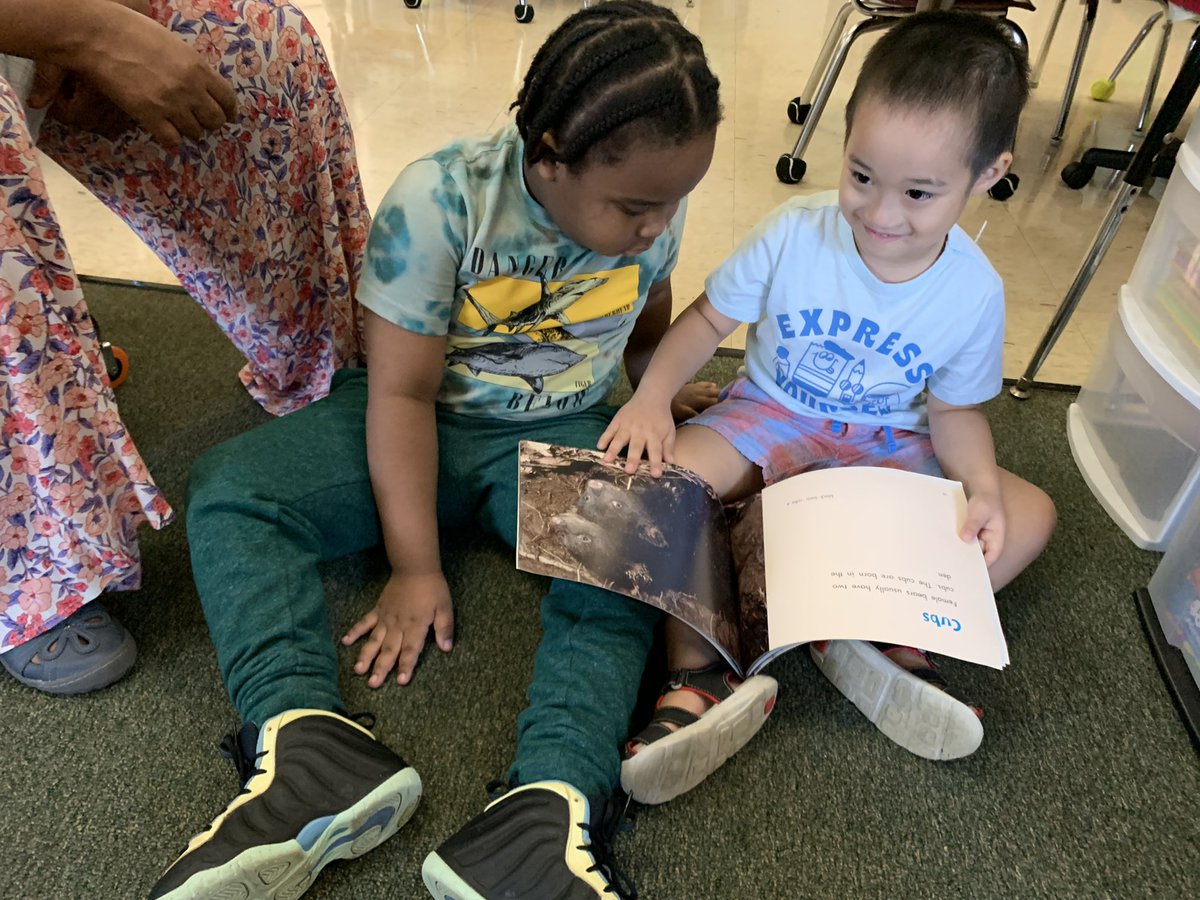 IFAS_1's tweet image. Look at these reading partners go! They were having a great time reading together today 📚📖 #D109Pride @LyleDragons