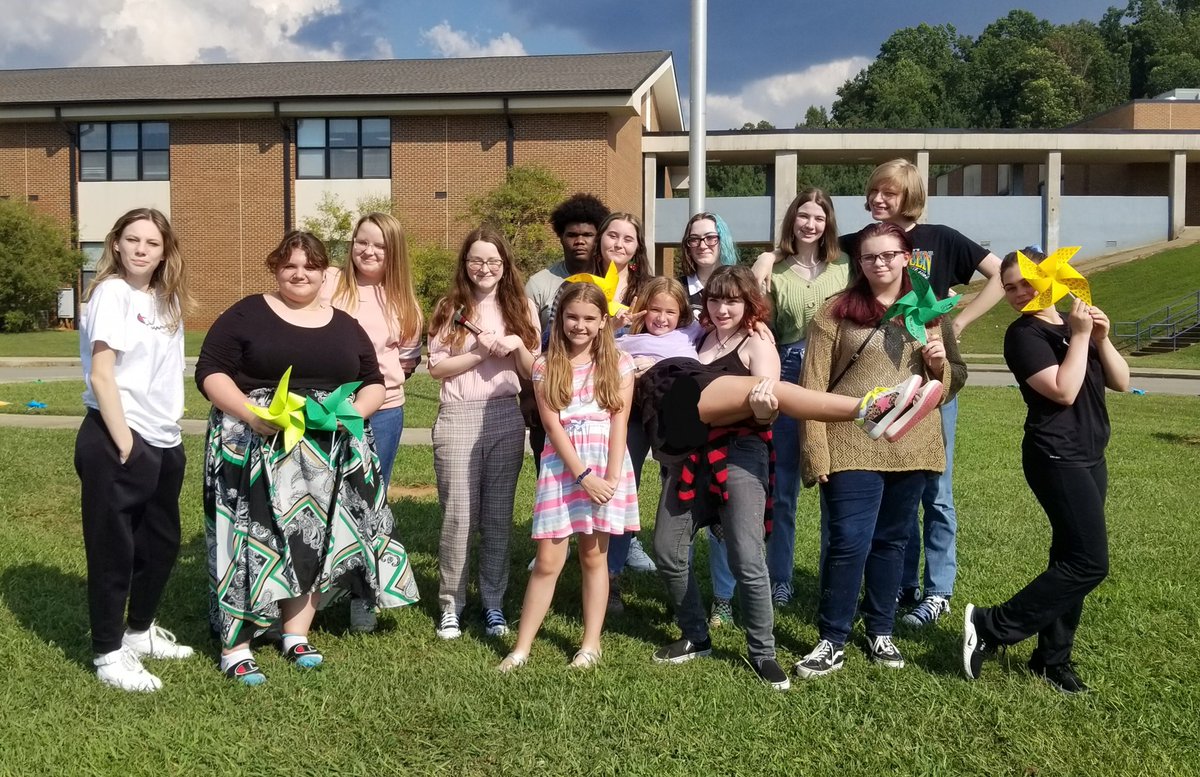 MoodyHighArt's tweet photo. Happy Pinwheels for Peace Day.  This event has been an MHS Art Club tradition for around 18 years.  My students did a great job and we had a lot of kids participate this year by dressing up in their peace signs and tie-dye. @SCCSart @sccboe @moodyhighsccboe https://t.co/3b9w7RG5v5