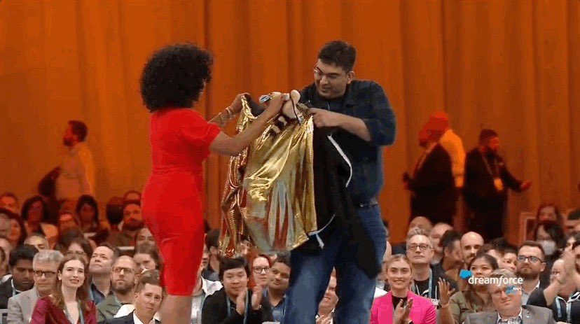 RupeshBhatia85's tweet photo. Congratulations @shibua 👏🏼👏🏼 for winning the #GoldenHoodie 

Super happy to see first Indian Golden hoodie being recognised on #DF22 stage !! Cannot get bigger than this #lifewithgoldie https://t.co/8cCeZjl4to