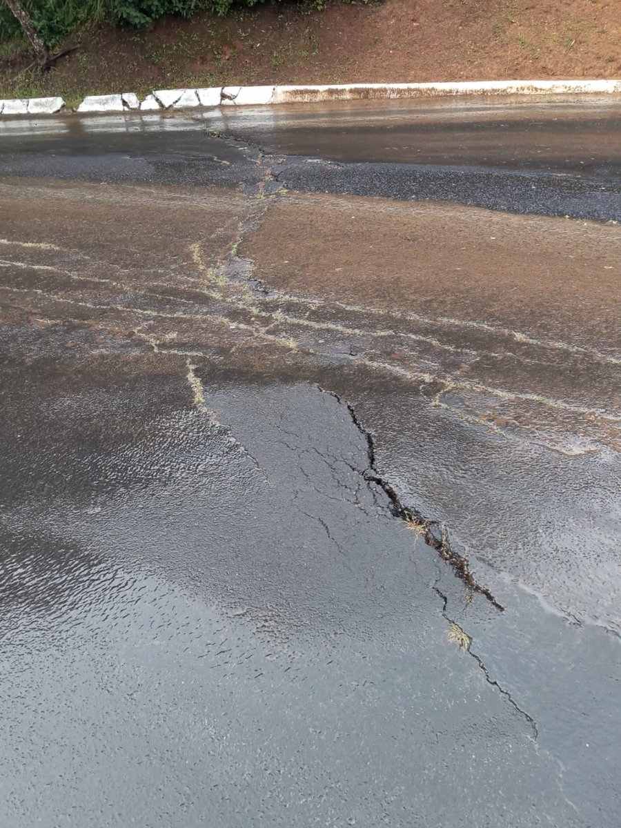 sisnagt_oficial's tweet photo. Tras concretarse un cierre total a la altura del kilómetro 11.5 de la Carretera hacia El Salvador, se ha observado una grieta de grandes dimensiones. Un análisis preliminar indica que bajo la cinta asfáltica yace una laguna subterránea. Por lo que es totalmente peligrosa, https://t.co/IE8Ly6g2xi