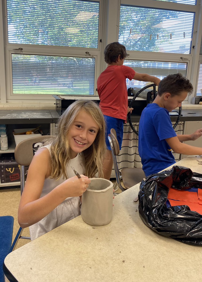 Fourth grade students learned how to use the slab roller to make clay mugs! #everettsoars #LFmoments #findingjoy67 <a href="/LakeForestSD67/">Lake Forest School District 67</a> @laurenantkowiak