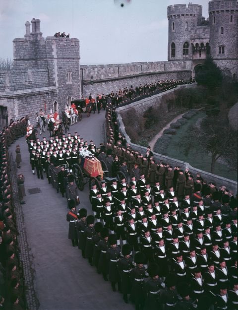 msrupald's tweet photo. The State Gun Carriage carrying coffin of Her Majesty The Queen &amp; Procession at Wellington Arch.

The Armed Forces have played a part in the procession for the funeral &amp; committal service today in London and Windsor
#Queen
#ElizabethanEra
#QueenElizabethII
https://t.co/Lxb1cpYI14 https://t.co/sjCvS2hxDx