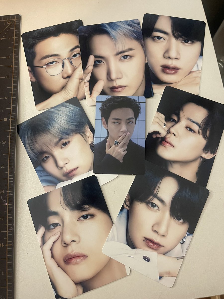 • Random Giveaway •

Includes:
- Official Taehyung PC
-Fanmade Photocards

How to Enter:
-Retweet
-Followers only 

-World Wide 
-This is Stamped Mail (No Tracking Available)

Ends in 48 hours