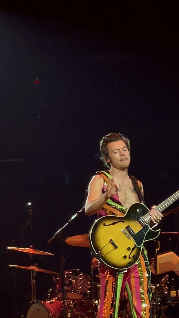 Harry and his guitar 🎸 #LoveOnTourNYC #Residency15 9.21.22 📸: tracesofswift