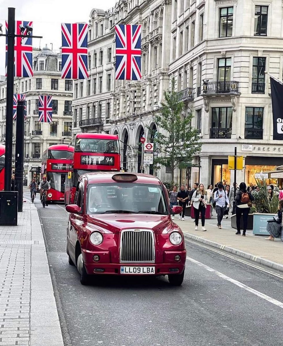 msrupald's tweet photo. Gun salute for Queen Elizabeth II as procession heads towards Wellington Arch #Queen #ElizabethII
#londonbridgeisdown
#QueenElizabethII

https://t.co/T7jiINBZja https://t.co/Eq2oqjBYCw