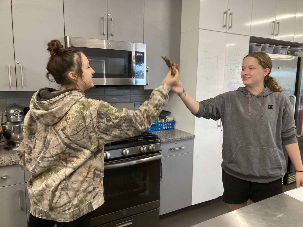 PRMrsJones's tweet photo. Nutrition & wellness really enjoyed homemade protein bars today! Then we calculated the macronutrient calorie contribution of each of the 4 ingredients 😎. #homemadeisalwaysbetter right @PrairieRidgeFB? @SKochPR @IndustryCareers https://t.co/zsJbHR5Kh4