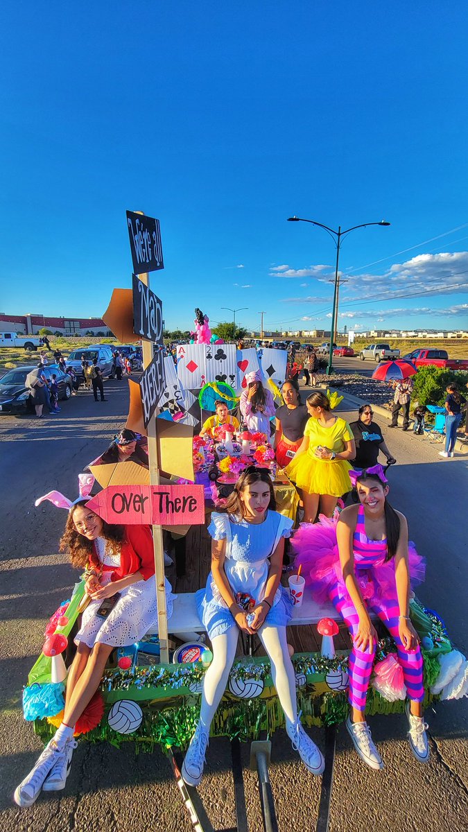 Our #PebbleHillsVolleyballTeams are all ready for the #PebbleHillsHighSchool #homecomingparade. Our girls look so cute dressed up as  #aliceinwonderland them. My little #Hershey was the #queenofhearts❤️