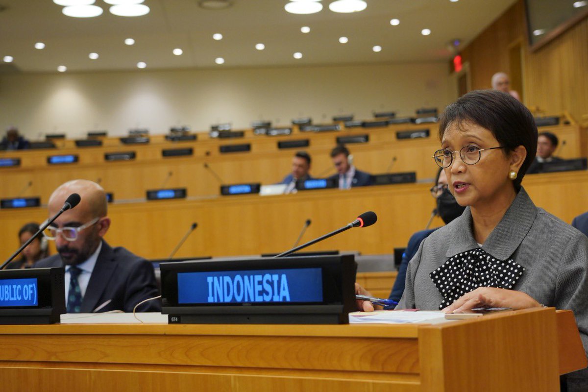 Kemlu_RI's tweet photo. “Today's world is filled with distrust and rivalry. Therefore, NAM must unite and form a new paradigm to answer the situation," said #FMMarsudi at the Non-Aligned Movement Foreign Ministers Meeting (21/09), for more:https://t.co/iVK1Gvi0Dm #IndonesianWay https://t.co/ai0XWTnehs