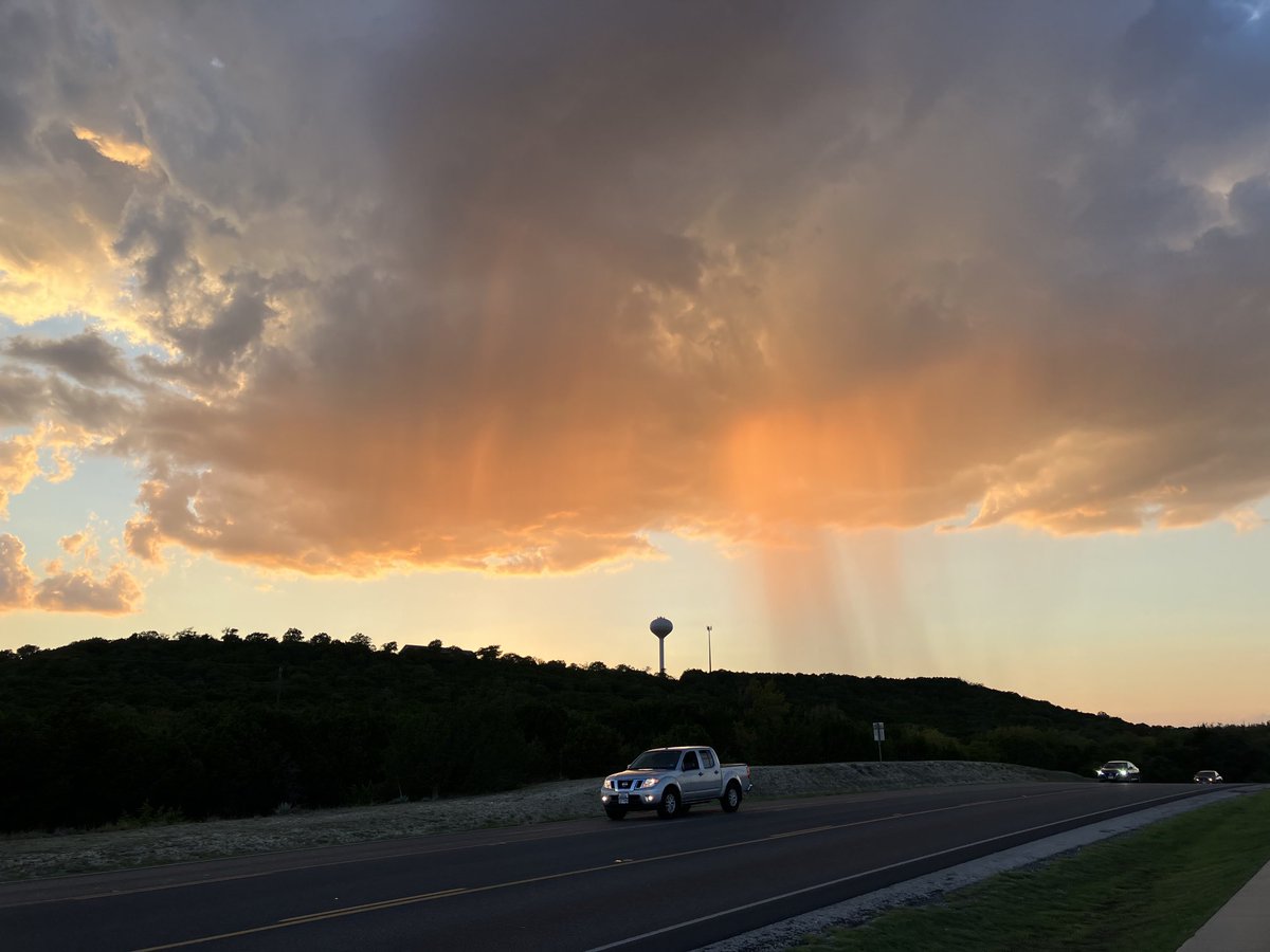 donlotz's tweet photo. The clouds here are pretty, when there are any https://t.co/Ah4X1DPRyb