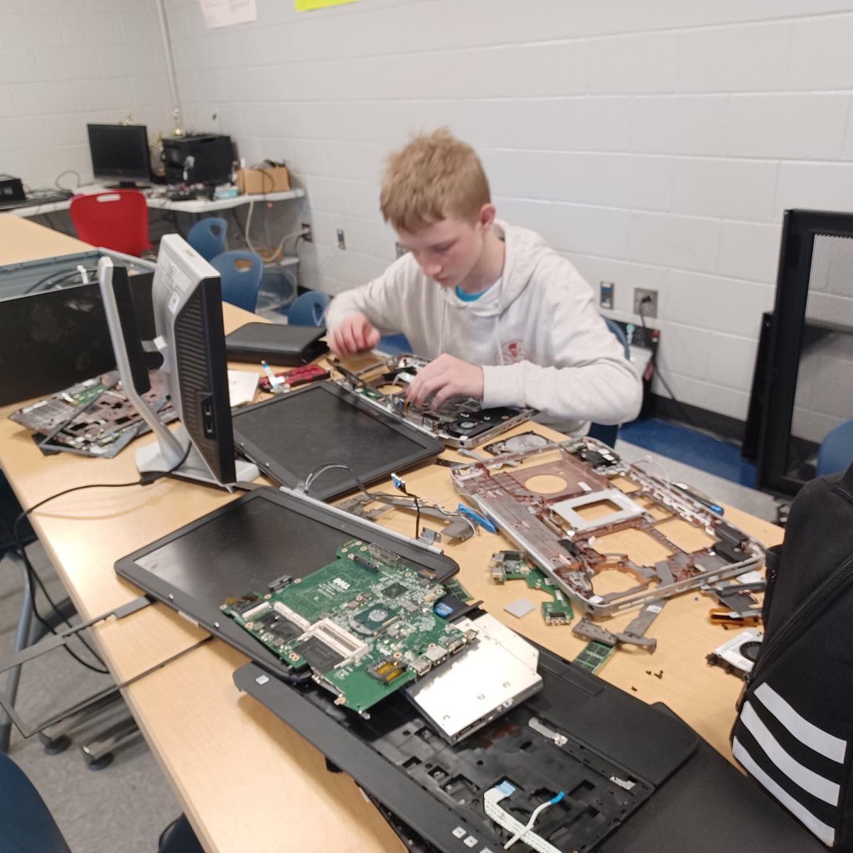 BobJonesHigh's tweet photo. Students connect during #PatriotPath while repairing computers. #Commoninterest #ChooseYourPath
#GoBJHS22 https://t.co/LenGZMLvPe