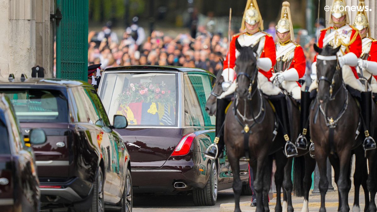 msrupald's tweet photo. The Queen's coffin has now reached Wellington Arch at the corner of Hyde Park

It will be transferred into a hearse for the journey to St George’s Chapel at Windsor Castle
#Queen #ElizabethII
#londonbridgeisdown
#ElizabethanEra

https://t.co/p3Q4Ho18Wp https://t.co/y4GYbnFxMh