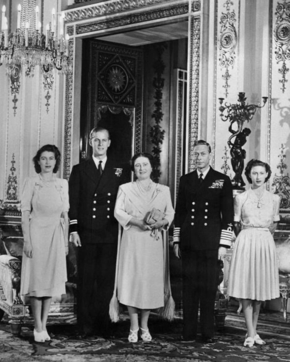 msrupald's tweet photo. The Queen's coffin has now reached Wellington Arch at the corner of Hyde Park

It will be transferred into a hearse for the journey to St George’s Chapel at Windsor Castle
#Queen #ElizabethII
#londonbridgeisdown
#ElizabethanEra

https://t.co/p3Q4Ho18Wp https://t.co/y4GYbnFxMh