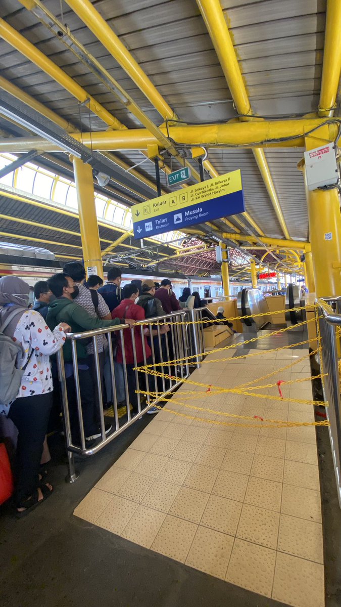 ZhaRaLa's tweet photo. Stasiun gondangdia udah hampir 2 minggu eskator rusak. Gak ada niat mau benerin min? @CommuterLine https://t.co/4cRQtDo5sg
