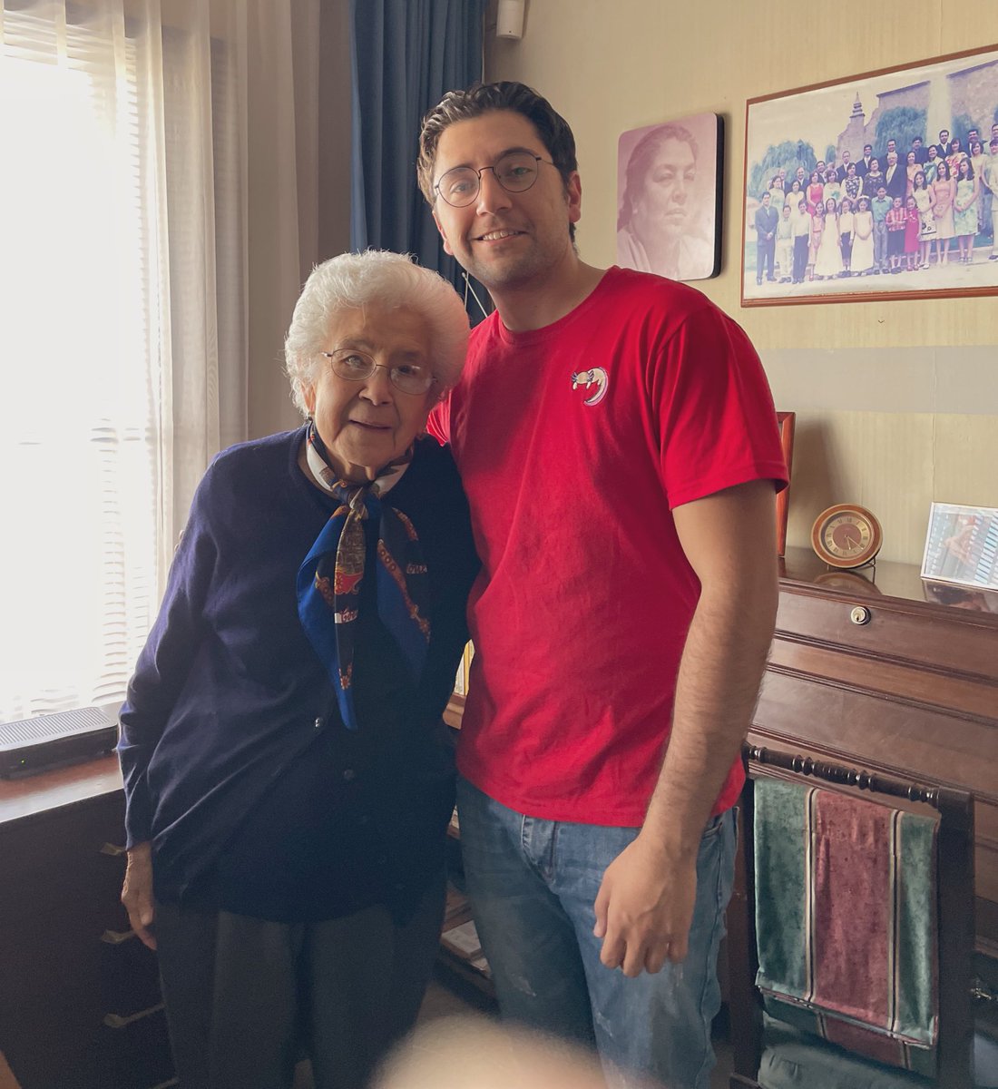 MauricioSb95's tweet photo. Para lo que vendrá a los 27, se necesitaba la bendición de la abuelita  👏. https://t.co/gz1jiukSx4