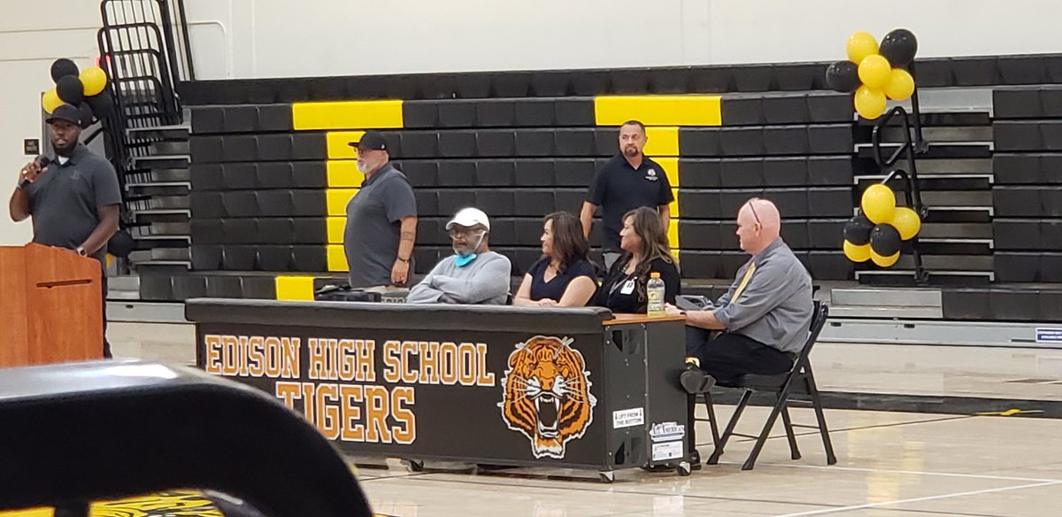 LiziKernNews's tweet photo. #EdisonHigh Holds Opening Ceremony for New Gym. $10.9 million project adds secondary gym w/1,170 seats, New entrance & foyer to the main gym, restrooms and expanded snack bar @fresnounified @BobNelson_FUSD https://t.co/a64I312Njn