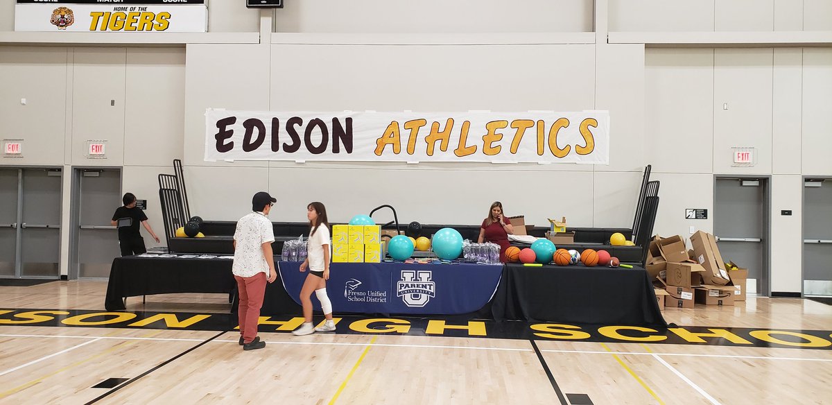 LiziKernNews's tweet photo. #EdisonHigh Holds Opening Ceremony for New Gym. $10.9 million project adds secondary gym w/1,170 seats, New entrance & foyer to the main gym, restrooms and expanded snack bar @fresnounified @BobNelson_FUSD https://t.co/a64I312Njn