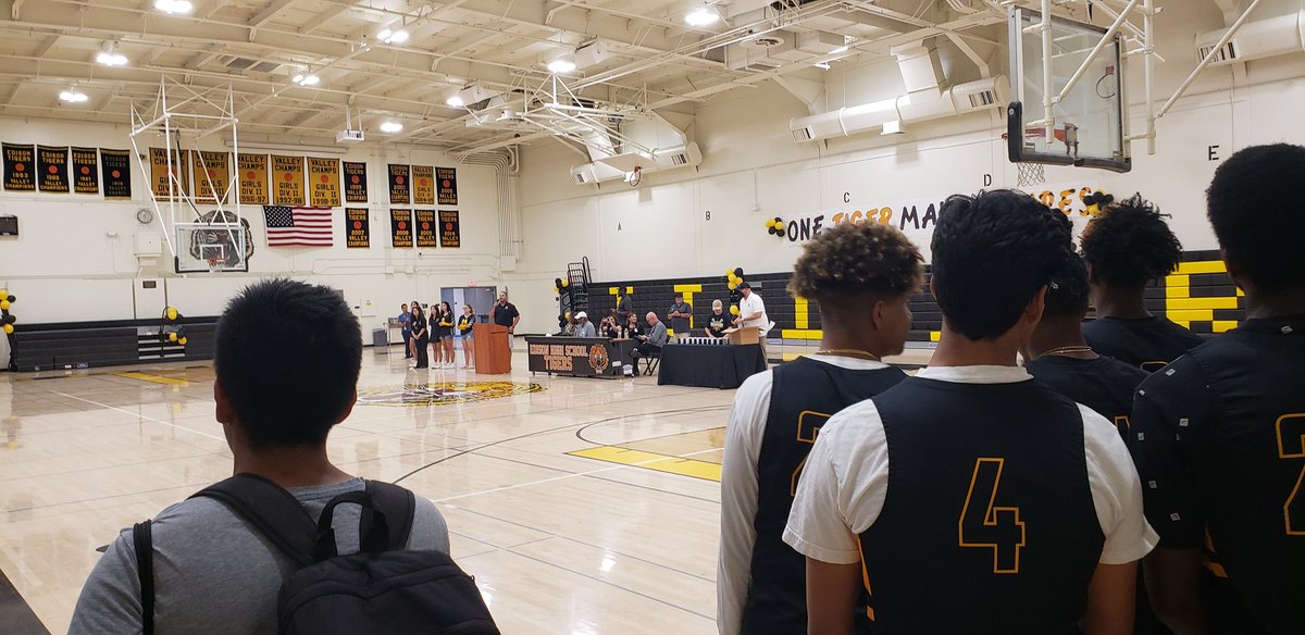 LiziKernNews's tweet photo. #EdisonHigh Holds Opening Ceremony for New Gym. $10.9 million project adds secondary gym w/1,170 seats, New entrance & foyer to the main gym, restrooms and expanded snack bar @fresnounified @BobNelson_FUSD https://t.co/a64I312Njn