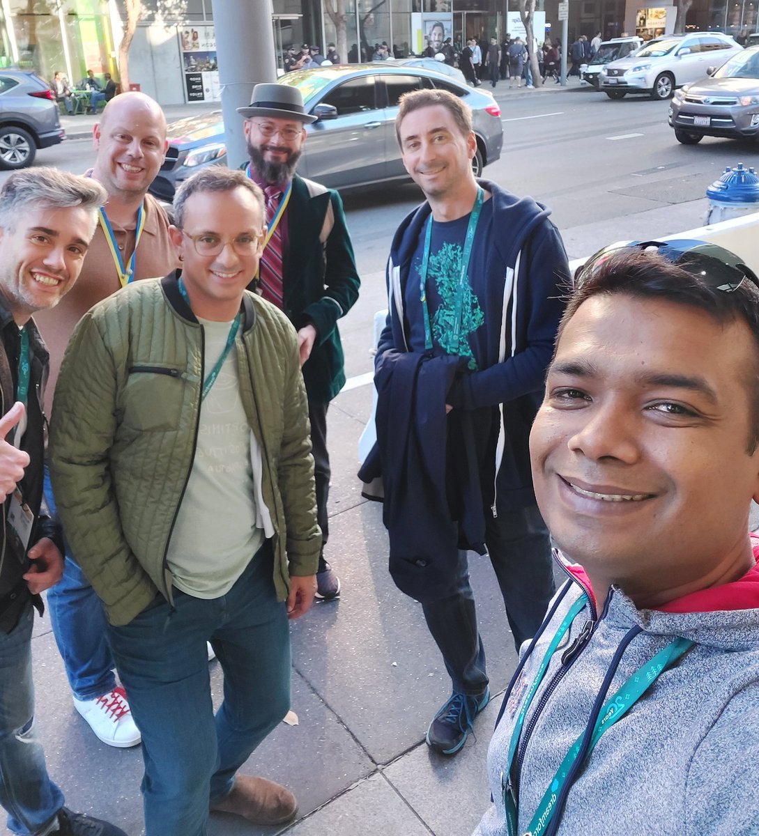 This pic is full of cool people 😎
@ch_sz_knapp @julipool
@FabienTaillon @Pmolina81 @stangomat 
#dreamforce2022 🤩🤩🤩