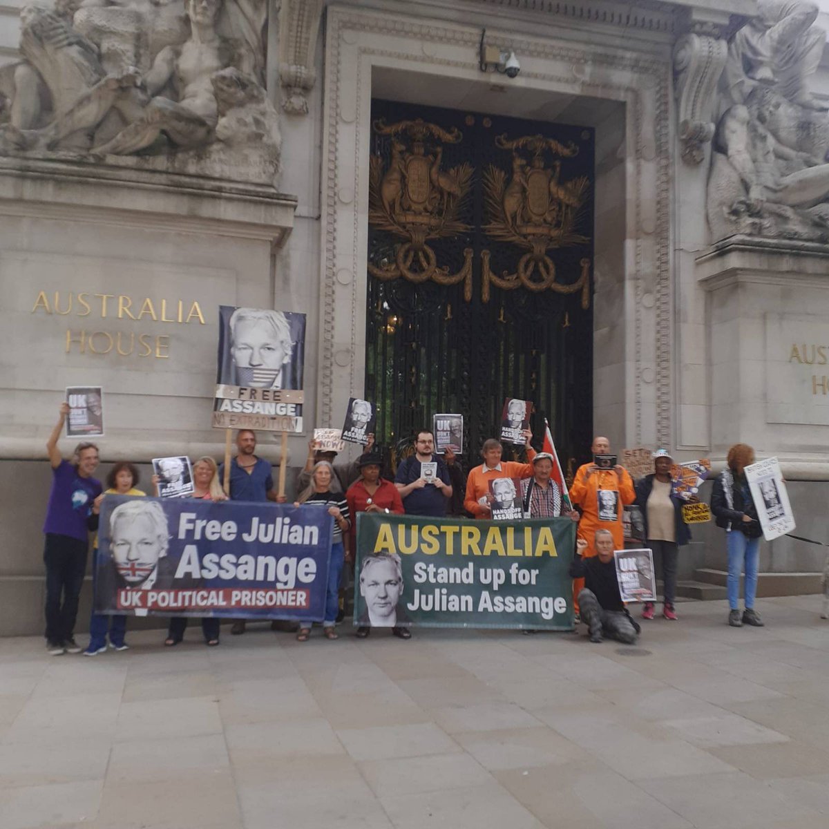 alimay101234's tweet photo. Kolja's long trek to #FreeAssange all the way from Germany on foot ends at @AusHouseLondon where Team Assange meets every Wednesday 3pm. The world feels the weight of your inaction @AlboMP  What happened to #EnoughIsEnough ? #StandUpForAssange https://t.co/0XsrjSf5D5