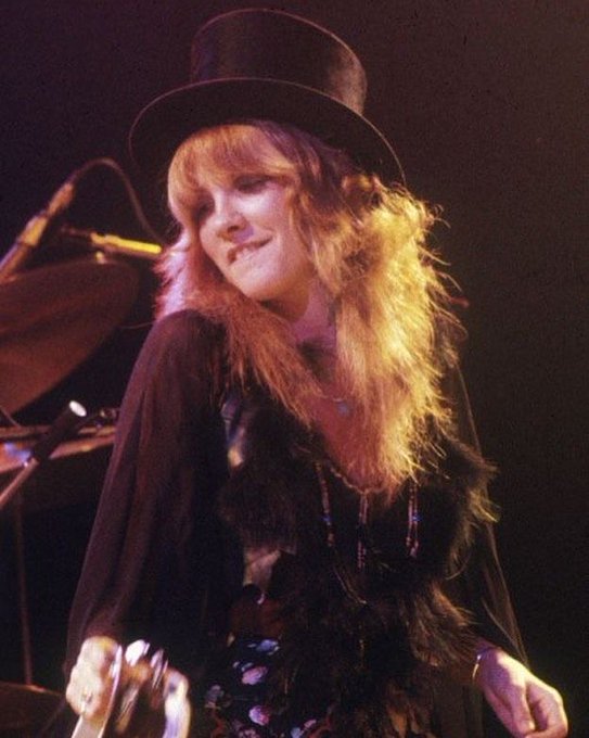 crockpics's tweet photo. Stevie on stage at the Forum in 1975. https://t.co/kUUw4cQplx