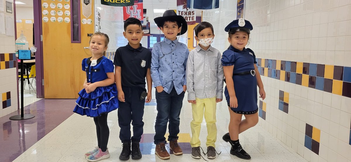 WinnetkaDISD's tweet photo. Wildcats grown up, dressed as their future career! ๐ฉ๐ปโ๐ซ๐ฉ๐พโ๐ณ๐จ๐ปโโ๏ธ๐ฉ๐ปโ๐จ
#CollegeGoGetItWeek https://t.co/lZW9MuP8ve