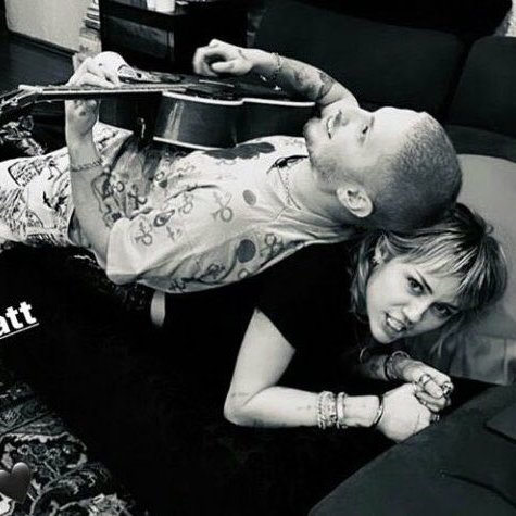 mileysgroove's tweet photo. FOFOCA TRADUZIDA: o relacionamento de miley cyrus com andrew watt e a treta com a ex dele charlotte lawrence a thread https://t.co/QWJ0PUDke8