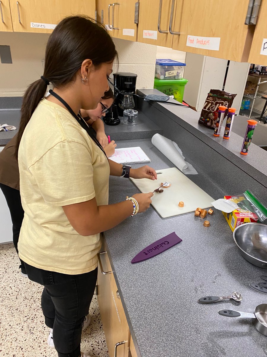 rachelnaquin's tweet photo. Principles of Human Services students @DoerreKISD learned the importance of communication while making a tasty popcorn treat during our βsilentβ lab @KISD_CTE
#KleinCTE
#DoerreCTE https://t.co/g7fOOboOmE