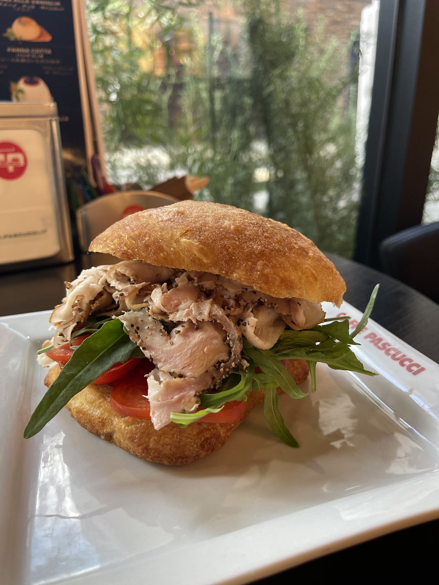カフェ パスクッチの「ポルケッタパニーノ」、全店で
お待ちしております。新鮮な食材とイタリア人シェフが
作る 「ポルケッタ」（豚肉の塊をロース）です！
#ポルケッタ　#おいしい ＃パニーノ　＃カフェパスクッチ　＃ロスト　＃やわらかい　#イタリア  #東京 
#おいしい 　#トマト ＃イタリア料理