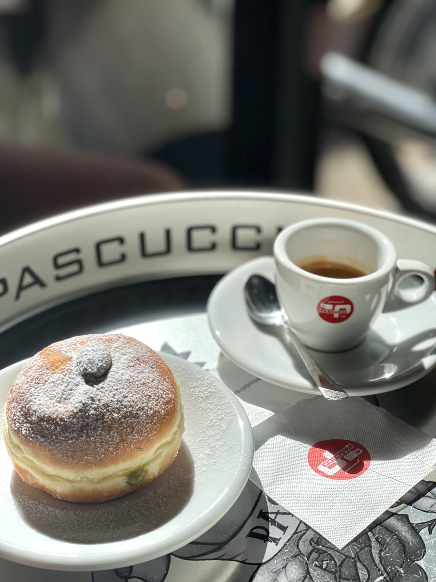 カフェパスクッチの「エスプレッソ」と
「ピスタチオのボンボローネ」！

#おいしい #コーヒー ＃ピスタチオ　＃パスクッチ
＃9月　#イタリア ＃イタリアンブランド　＃クリーム
#コーヒー豆 ＃カスタード　＃クリーム　
＃コーヒー専門店