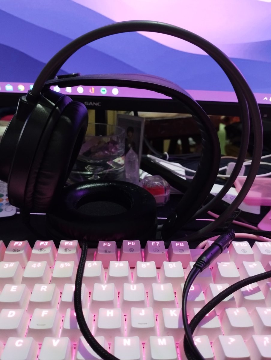 seumi20's tweet photo. wts lfb ph

A4TECH HEADPHONES
🌹 299 pesos only! (orig price 600 w receipt)

- w/noise cancellation feature
- w/smooth foam inside (v comfy to wear)
- 3mm aux one headphone jack
-  one month used
- used but not abused
- alagang alaga, no dirt 💯

RFS. Funds.

mop: gcash
loc: zam! https://t.co/L8yT4xZl9s
