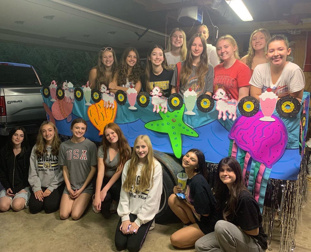 oakforestdance's tweet photo. We had so much fun decorating our 50โs Dance Themed Float tonight! Canโt wait for the annual Homecoming Parade and Assembly on Friday before the game!๐ฆ๐๐ถ ๐ฉ
Also, a huge shout out goes to the Decker Family for hosting tonight!๐ค๐#hoco2022 #floatdecorating #bethereorbesquare https://t.co/kEdJHGvEdC