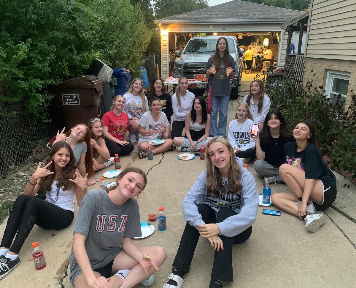 oakforestdance's tweet photo. We had so much fun decorating our 50โs Dance Themed Float tonight! Canโt wait for the annual Homecoming Parade and Assembly on Friday before the game!๐ฆ๐๐ถ ๐ฉ
Also, a huge shout out goes to the Decker Family for hosting tonight!๐ค๐#hoco2022 #floatdecorating #bethereorbesquare https://t.co/kEdJHGvEdC
