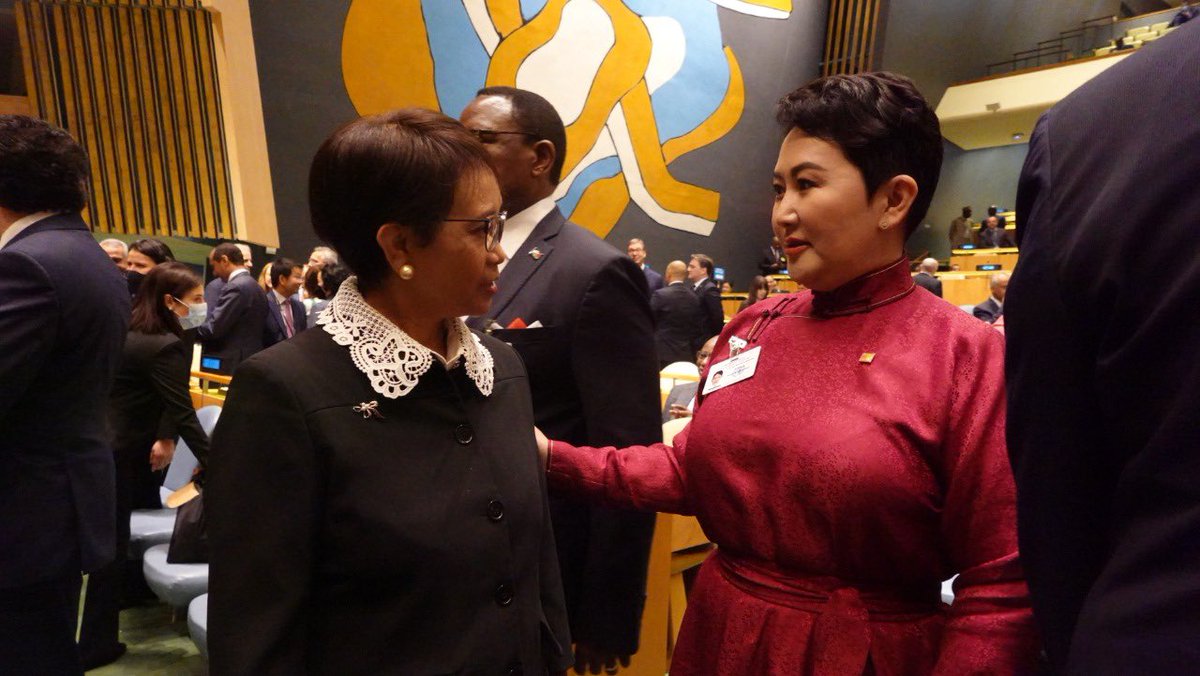 Menlu_RI's tweet photo. Had the pleasure to meet briefly with 🇨🇦PM of Canada; 🇰🇼FM of Kuwait; 🇲🇳FM of Mongolia and 🇺🇳UN Deputy Secretary General at the opening of the High Level General Debate of #UNGA77 https://t.co/EobbLl49Nj