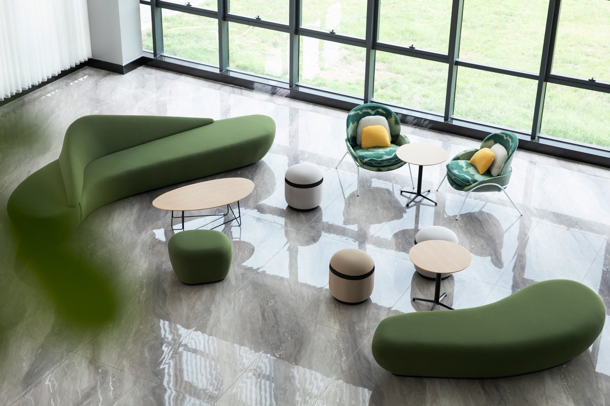 SunonFurniture's tweet image. Thoughtfully placing a couple of accent seating like our D-series distinctive statement #loungesofas &amp;amp; UU jacquard weave womb chairs in the lobby create a sleek yet professional #receptionarea that inspires confidence and supports the corporate brand image.
#statementchair #sunon