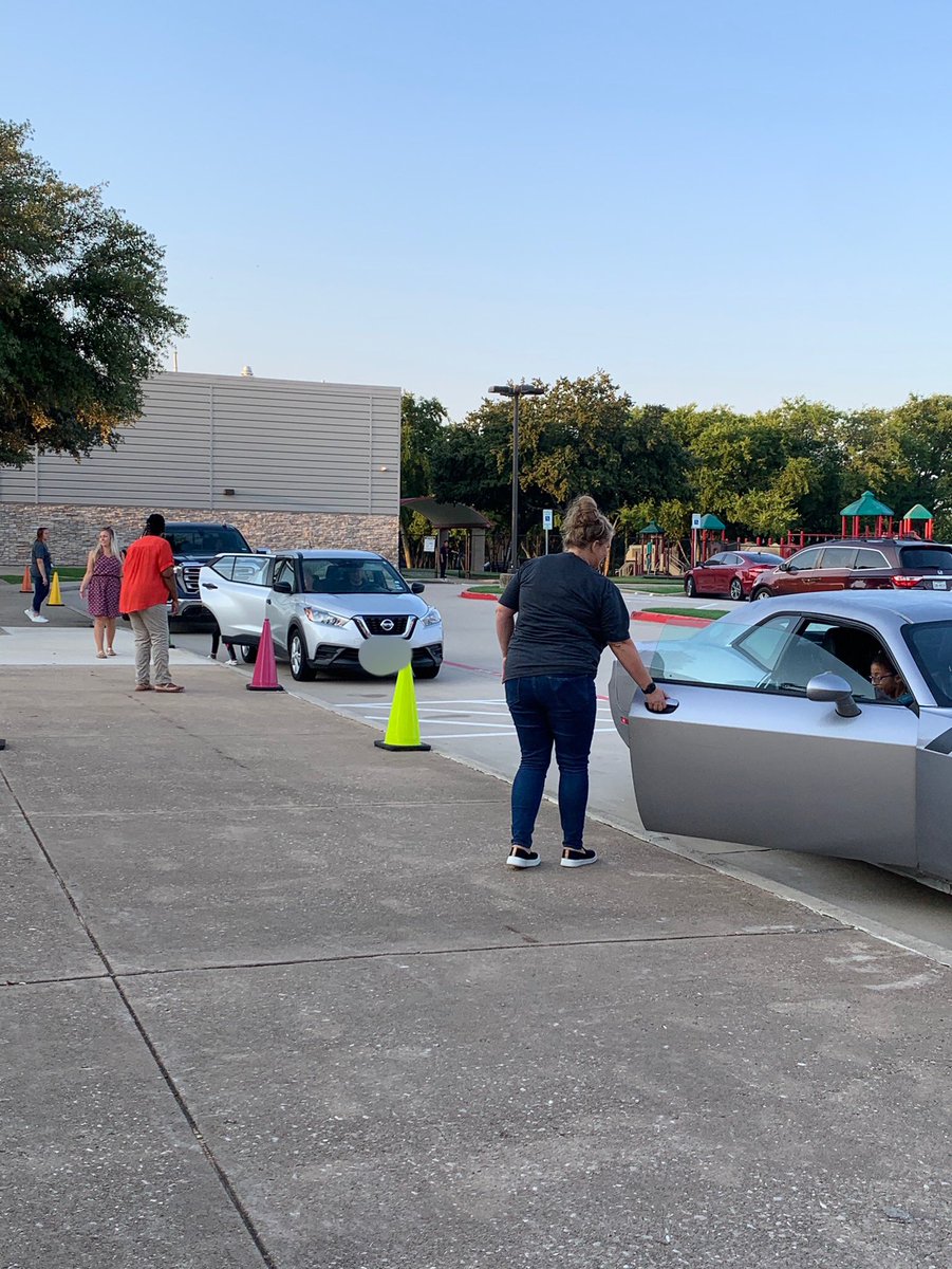 MrsLynnMoretti's tweet image. This great morning arrival crew gets our day started on the right foot. Thanks for all you do! @Reed_Elementary @ReedElem_AP