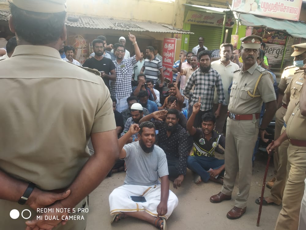 Cumbumjailani's tweet photo. பாப்புலர் ஃப்ரண்ட் அலுவலகம், மாநில துணைத் தலைவர் வீடு தமிழகத்தின் பல்வேறு இடங்களில் தேசிய புலனாய்வு அமைப்பு (என்.ஐ.ஏ) சோதனை மேற்கொண்டு வருகின்றது.
#கம்பத்திலும்
#popularfronttn #PopularFrontOfIndia https://t.co/idtoUOdWz9