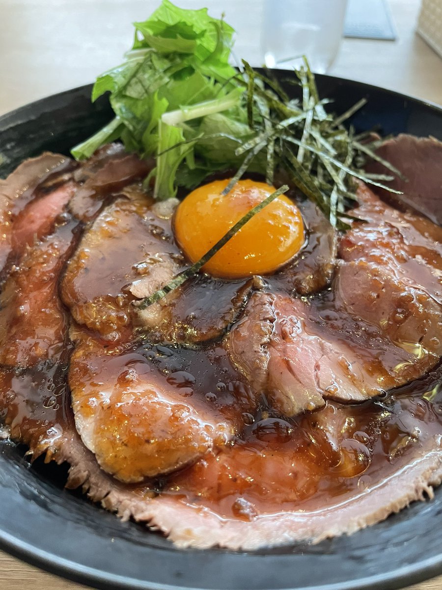 tottori_a's tweet photo. 米子でローストビーフ丼なう
この間食べたローストビーフ丼より満足感高い
#FUNP https://t.co/KzVqoJau9G