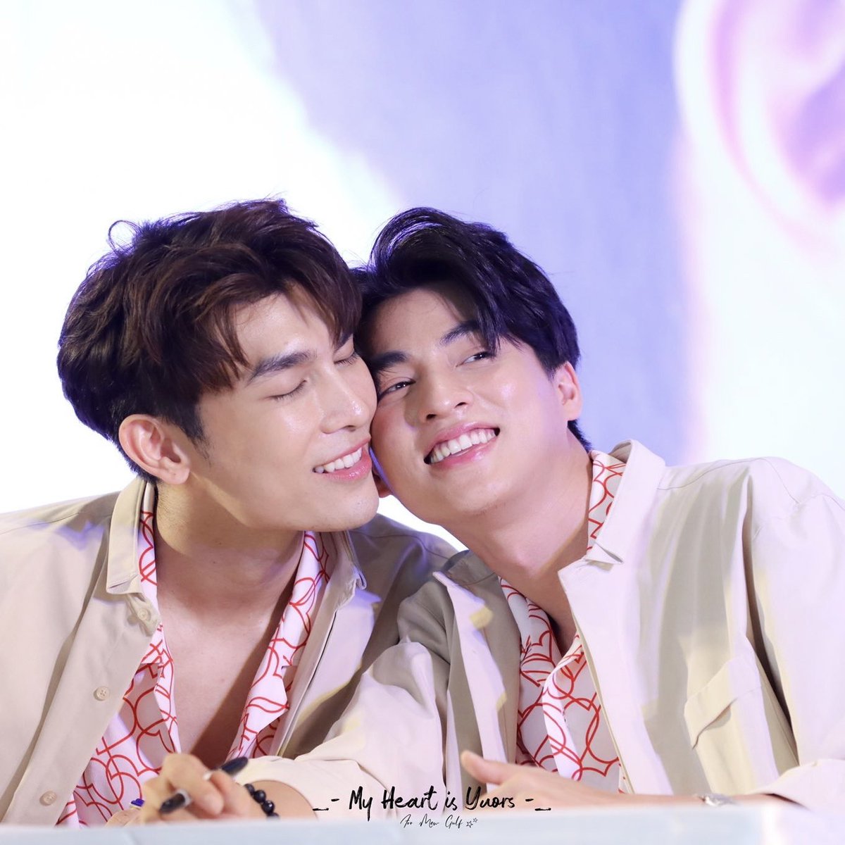 watchar47907008's tweet photo. หากว่าน้อยไปฉันจะเล่าให้ฟัง
ว่ารักที่มีให้เธอมากกว่าดาวที่ลอยบนฟ้า
ไม่น้อยกว่านกอินทรีย์และมวลแมลงในท้องนภา
มากกว่าพื้นดิน ไม่เท่าเม็ดทรายบนชายหาด
และถ้ามันยังคงไม่พอให้เอาทะเลไปรวมกับเขา
ให้มีทั้งแสงและเงาละอองดอกไม้ที่ในอากาศ
@MSuppasit. ☀️
@gulfkanawut🌻
#เลิฟยูนะมิวกลัฟ https://t.co/LGWpddjVH4