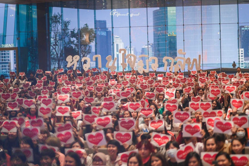 watchar47907008's tweet photo. หากว่าน้อยไปฉันจะเล่าให้ฟัง
ว่ารักที่มีให้เธอมากกว่าดาวที่ลอยบนฟ้า
ไม่น้อยกว่านกอินทรีย์และมวลแมลงในท้องนภา
มากกว่าพื้นดิน ไม่เท่าเม็ดทรายบนชายหาด
และถ้ามันยังคงไม่พอให้เอาทะเลไปรวมกับเขา
ให้มีทั้งแสงและเงาละอองดอกไม้ที่ในอากาศ
@MSuppasit. ☀️
@gulfkanawut🌻
#เลิฟยูนะมิวกลัฟ https://t.co/LGWpddjVH4